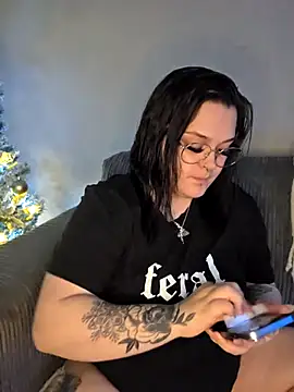 Snapshot of Saucy-Serenity chatting on 11/18/25, 08:34 Saucy-Serenity online show from 11/18/25, 08:34