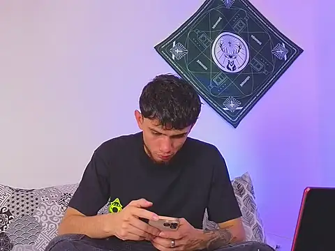 samevansx  online show from 11/12/25, 04:33