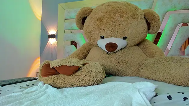 Snapshot of MaddyCrofft chatting on 03/17/25, 05:05 MaddyCrofft online show from 03/17/25, 05:05