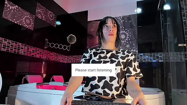 Snapshot of Small_Hot19 chatting on 10/23/25, 10:47 Small Hot19 online show from 10/23/25, 10:47