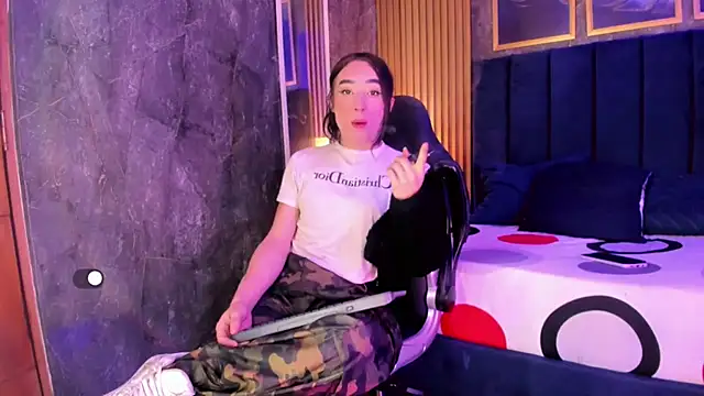 Small Hot19 online show from 04/17/26, 10:18