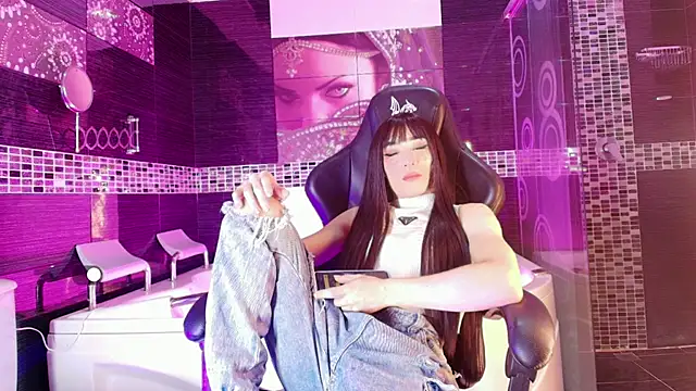 Small Hot19 online show from 05/31/26, 09:48