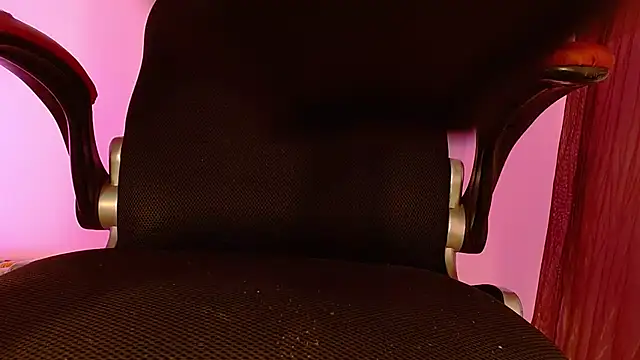 Snapshot of Small_Hot19 chatting on 11/16/25, 09:14 Small Hot19 online show from 11/16/25, 09:14