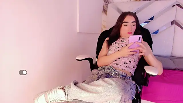 Small Hot19 online show from 04/15/26, 09:04