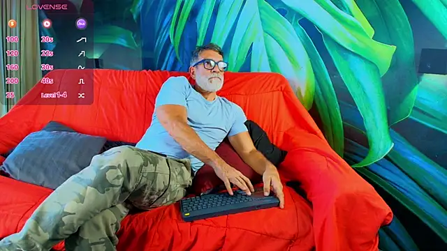 Snapshot of LukeCrews chatting on 09/29/25, 07:19 LukeCrews online show from 09/29/25, 07:19