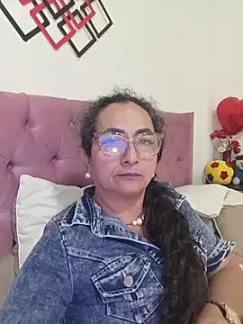 Snapshot of AlessandraLeroy chatting on 06/03/26, 12:44 AlessandraLeroy online show from 06/03/26, 12:44