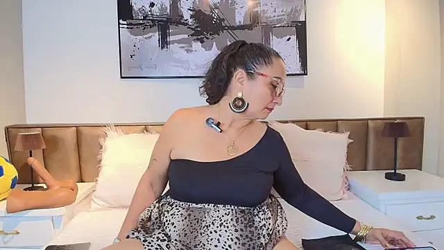 Snapshot of AlessandraLeroy chatting on 06/13/26, 12:03 AlessandraLeroy online show from 06/13/26, 12:03