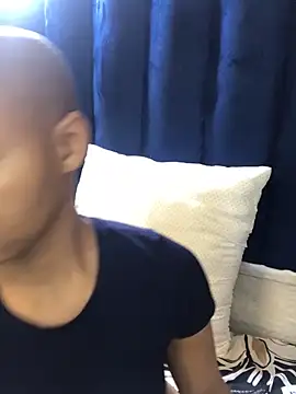 Snapshot of BondiBitch chatting on 10/27/25, 09:27 BondiBitch online show from 10/27/25, 09:27