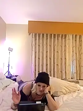 Snapshot of KITTYBOOBOOFUXX chatting on 11/18/25, 09:40 KITTYBOOBOOFUXX online show from 11/18/25, 09:40