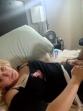 Snapshot of KITTYBOOBOOFUXX chatting on 11/25/25, 10:15 KITTYBOOBOOFUXX online show from 11/25/25, 10:15