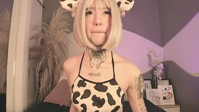 Snapshot of Zhally_Dee chatting on 07/08/26, 11:44 Zhally Dee online show from 07/08/26, 11:44