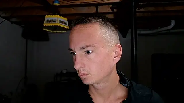 Snapshot of TheDaddy005 chatting on 12/20/25, 01:47 TheDaddy005 online show from 12/20/25, 01:47