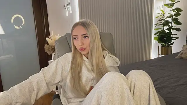 OhMyEmma online show from 03/11/26, 01:21