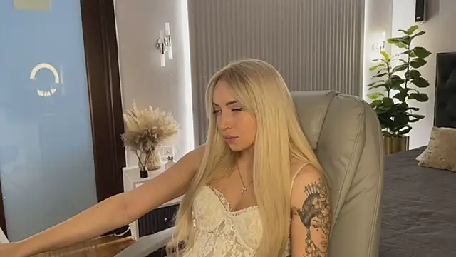 OhMyEmma online show from 04/04/26, 01:01