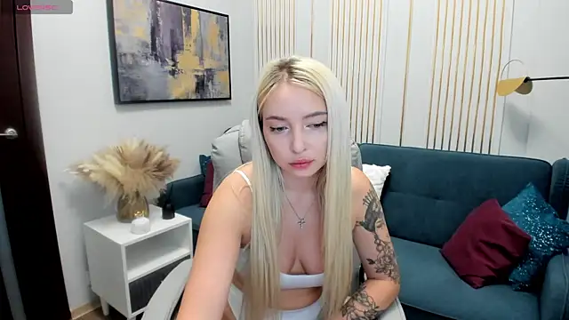 Snapshot of OhMyEmma chatting on 03/17/25, 01:03 OhMyEmma online show from 03/17/25, 01:03
