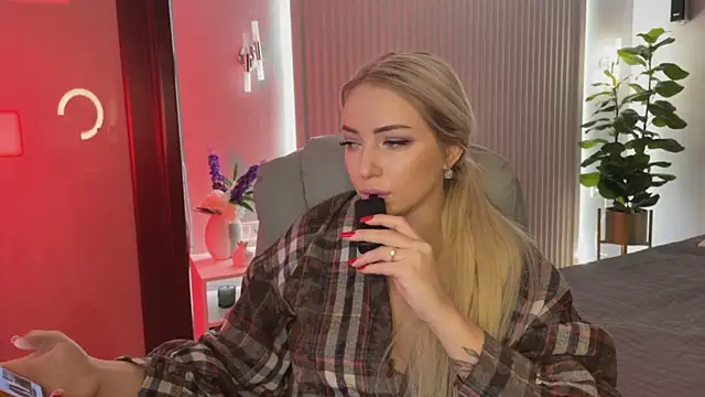 OhMyEmma online show from 11/11/25, 01:22