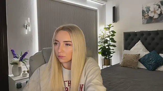 OhMyEmma online show from 12/04/25, 01:15