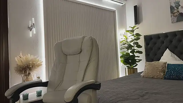 OhMyEmma online show from 04/11/26, 01:24