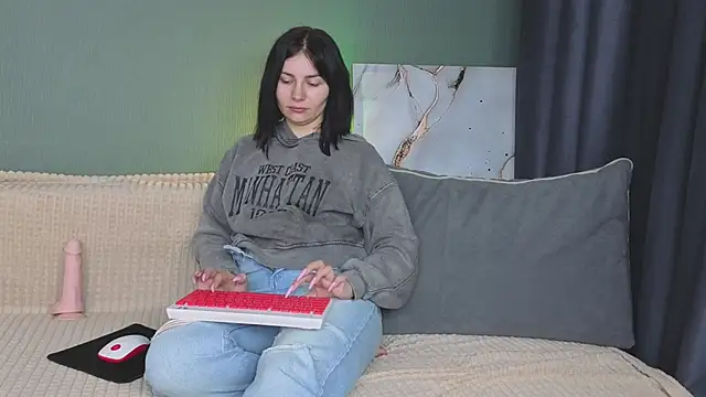 Snapshot of Charlotte_Woods chatting on 09/25/25, 04:18 Charlotte Woods online show from 09/25/25, 04:18