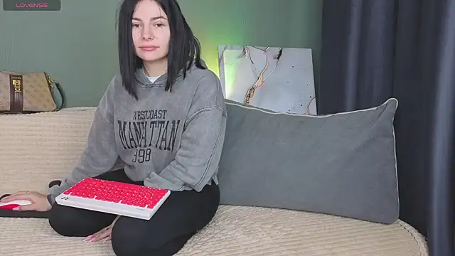 Snapshot of Charlotte_Woods chatting on 10/03/25, 04:36 Charlotte Woods online show from 10/03/25, 04:36