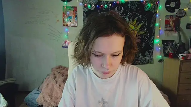 Snapshot of Lil_foxxx chatting on 10/17/25, 10:50 Lil foxxx online show from 10/17/25, 10:50
