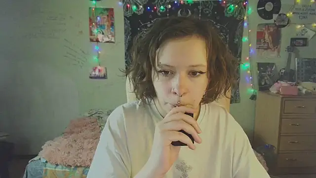 Snapshot of Lil_foxxx chatting on 10/15/25, 12:35 Lil foxxx online show from 10/15/25, 12:35
