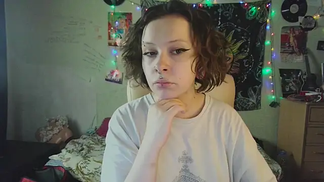 Snapshot of Lil_foxxx chatting on 10/18/25, 11:23 Lil foxxx online show from 10/18/25, 11:23