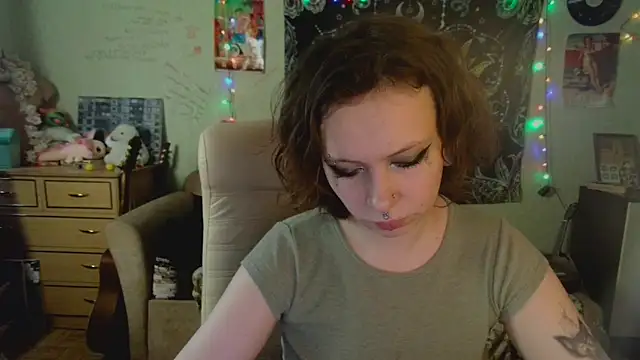 Snapshot of Lil_foxxx chatting on 10/02/25, 11:02 Lil foxxx online show from 10/02/25, 11:02