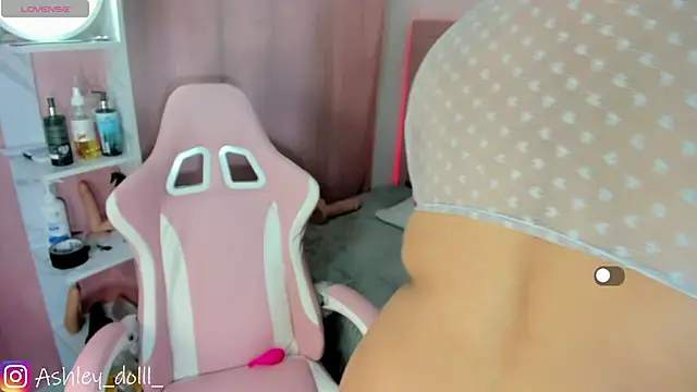 Snapshot of Ashley_dolll chatting on 11/26/25, 09:04 Ashley dolll online show from 11/26/25, 09:04