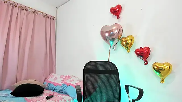 Snapshot of Coral_w10 chatting on 03/12/25, 06:53 Coral w10 online show from 03/12/25, 06:53