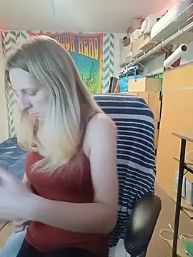 Snapshot of AlicePayne chatting on 12/17/25, 02:05 AlicePayne online show from 12/17/25, 02:05