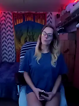 Snapshot of AlicePayne chatting on 12/19/25, 04:49 AlicePayne online show from 12/19/25, 04:49