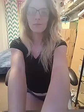 Snapshot of AlicePayne chatting on 12/18/25, 01:55 AlicePayne online show from 12/18/25, 01:55