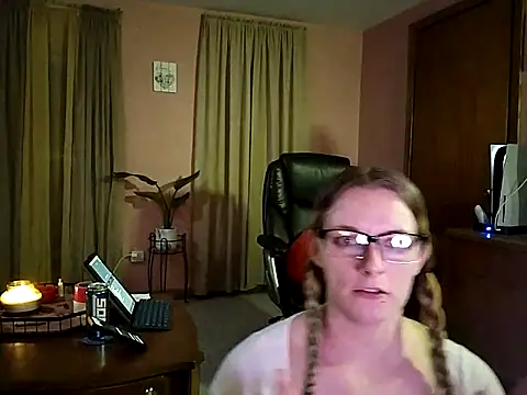 Snapshot of AlicePayne chatting on 03/10/25, 05:11 AlicePayne online show from 03/10/25, 05:11