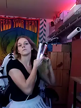 Snapshot of AlicePayne chatting on 12/16/25, 04:17 AlicePayne online show from 12/16/25, 04:17