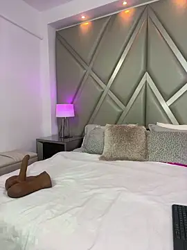 AlesiaCooper online show from 12/15/25, 08:03