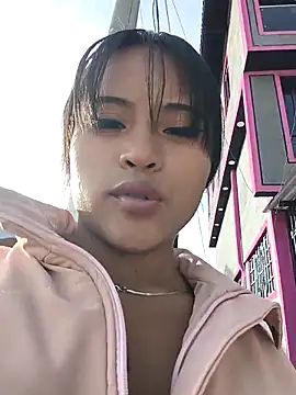 Snapshot of bella_warzon chatting on 10/19/25, 09:17 bella warzon online show from 10/19/25, 09:17