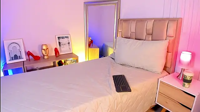 naia xo online show from 11/06/25, 08:57