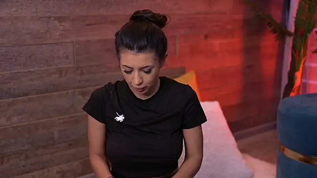 Snapshot of TanyaVonDe chatting on 11/30/25, 01:23 TanyaVonDe online show from 11/30/25, 01:23