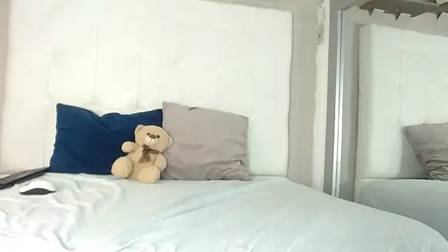 willow smitt online show from 10/27/25, 03:13