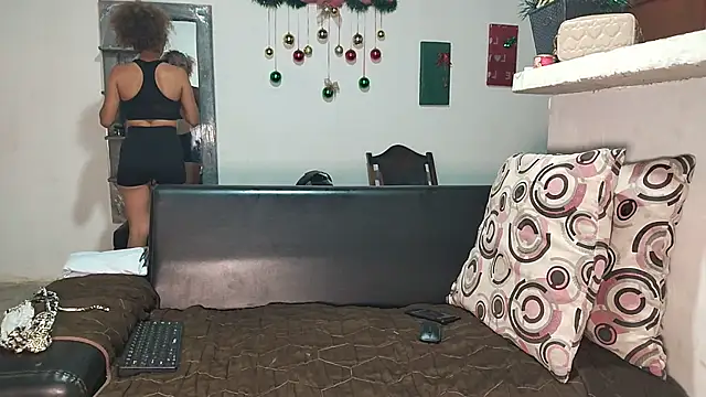 Snapshot of Milu_curly chatting on 12/19/25, 04:38 Milu curly online show from 12/19/25, 04:38