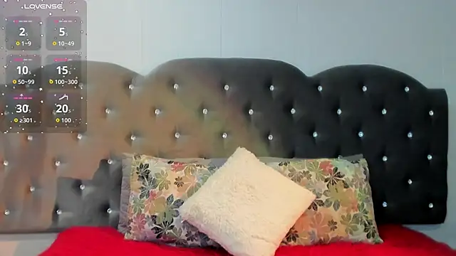 Snapshot of Lia_Valmont chatting on 10/15/25, 12:35 Lia Valmont online show from 10/15/25, 12:35
