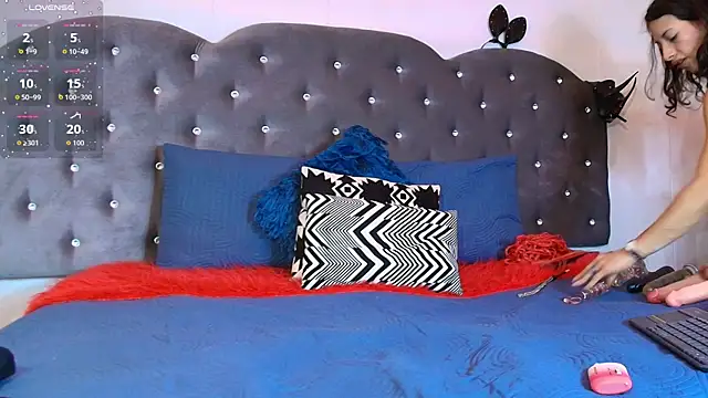 Lia Valmont online show from 12/04/25, 12:15