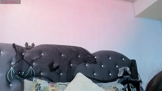 Lia Valmont online show from 10/28/25, 02:49