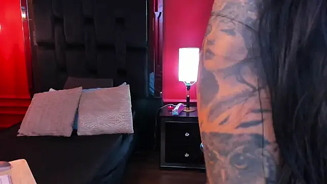 Snapshot of roxy_hell chatting on 10/23/25, 12:15 roxy hell online show from 10/23/25, 12:15