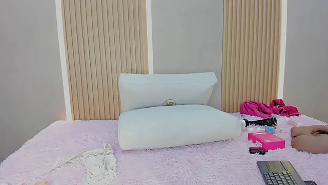 stephany summer online show from 10/30/25, 04:11