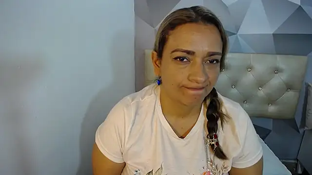 Snapshot of Milf-Prettyboobs chatting on 12/15/25, 06:25 Milf-Prettyboobs online show from 12/15/25, 06:25