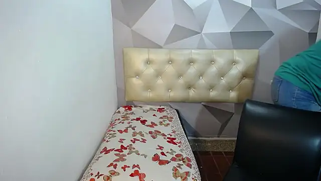 Snapshot of Milf-Prettyboobs chatting on 11/30/25, 10:49 Milf-Prettyboobs online show from 11/30/25, 10:49