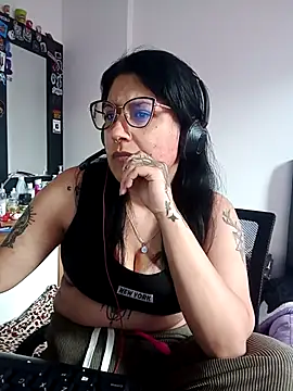 Snapshot of DaniPoison chatting on 11/06/25, 08:13 DaniPoison online show from 11/06/25, 08:13