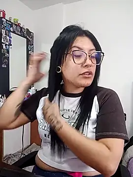 Snapshot of DaniPoison chatting on 11/21/25, 09:58 DaniPoison online show from 11/21/25, 09:58